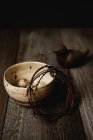 Пасхальная композиция с перепелиными яйцами в глиняной чаше — стоковое фото