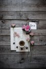 Ainda vida de xícara de chá verde na mesa com notas manuscritas e rosas rosa — Fotografia de Stock
