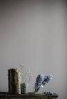Натюрморт из голубой гиацинты и гипсофилы цветы, винтажные чашки и древние книги на полке — стоковое фото