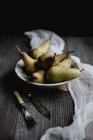 Bodegón con peras en porcelana vintage sobre mesa rústica - foto de stock