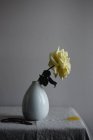 Желтый цветок розы в керамической вазе — стоковое фото