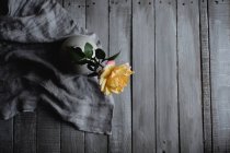 Gelbe Rose in Porzellanvase, Draufsicht — Stockfoto