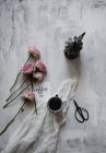 Taza de café con moka pot, flores de rosas y tijeras, bodegón - foto de stock