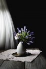 Квіткова прикраса з квітами агапантуса в керамічній вазі на столі — стокове фото