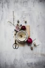 Taza de té vintage con tazas de mantequilla, flor de árbol y huevos de codorniz - foto de stock