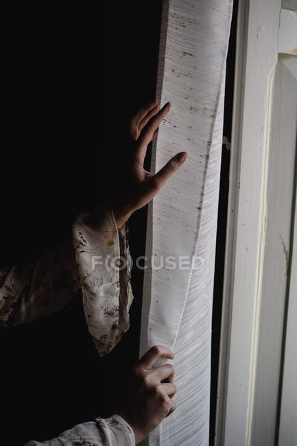 Manos femeninas abriendo cortina — Stock Photo