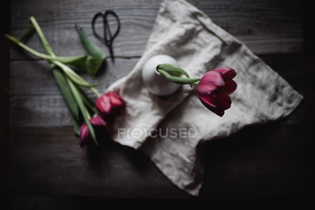 Вид зверху на свіжорізаний тюльпан у вазі на сільському столі — стокове фото