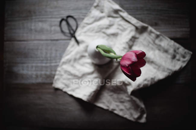 Вид зверху на червоний тюльпан у вазі на сільському столі — стокове фото