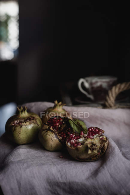 Fruta fresca de granada sobre mesa rústica - foto de stock