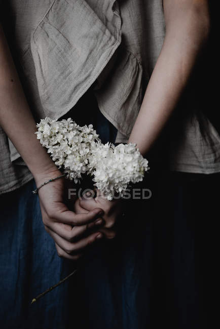 Vista cortada de menina adolescente segurando monte de lilás — Fotografia de Stock