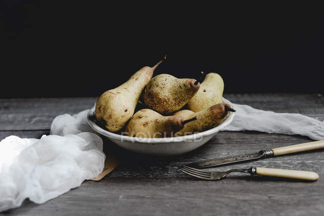Natura morta con pere con posate vintage su tavola rustica — Foto stock