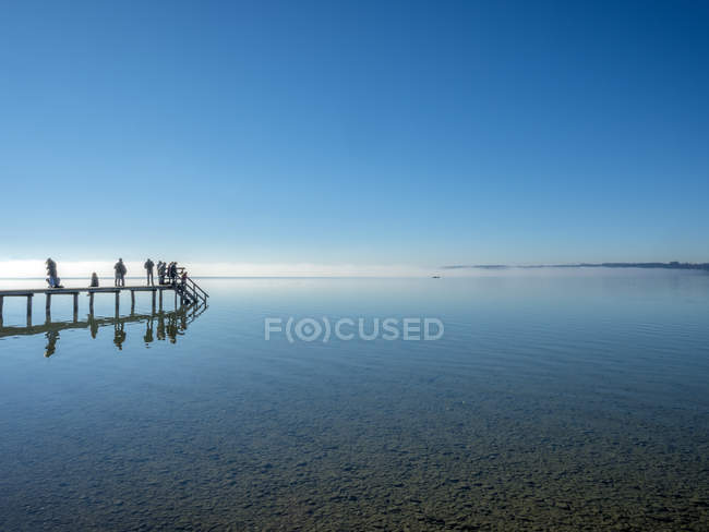 Menschen im Herbst auf einem Steg am Starnberger See bei Ambach ... Menschen im Herbst auf einem Steg am Starnberger See bei Ambach ...