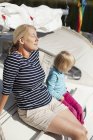 Mutter und Tochter relaxen an Deck des Bootes — Stockfoto