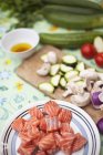 Нарізаний лосось з овочевими інгредієнтами на столі — стокове фото
