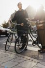 Due giovani in piedi vicino alle biciclette, brillamento delle lenti — Foto stock
