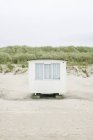 Vista frontal da cabana na praia na Dinamarca — Fotografia de Stock