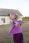 Девушка бегает на заднем дворе, избирательный фокус — стоковое фото
