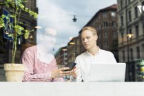 Двоє чоловіків розмовляють у кафе — стокове фото