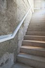 Vue de l'escalier et du mur en béton avec rampe — Photo de stock
