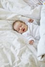 Neonato ragazza sdraiata a letto — Foto stock