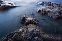 Erhöhter Blick auf Felsen in der Meeresküste — Stockfoto