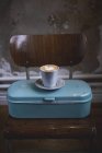 Xícara de café latte em recipiente de metal — Fotografia de Stock