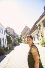 Reife Frau auf ruhiger Stadtstraße — Stockfoto