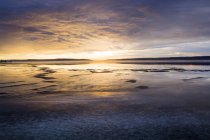 Vista panorámica del mar dramático al amanecer - foto de stock