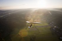 Pilot und Passagier fliegen in Mikrolite, Linsenschlag — Stockfoto