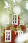 Falu casa de madera roja en exuberante vegetación - foto de stock