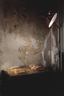 Домашний хлеб на подносе и напольной лампе — стоковое фото
