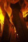 Nahaufnahme von loderndem Lagerfeuer — Stockfoto