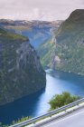 Malerischer Blick auf Fluss und Berge von der Straße aus — Stockfoto