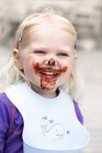 Retrato de menina com rosto sujo, foco seletivo — Fotografia de Stock