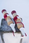 Close-up de corda de salto de madeira no inverno — Fotografia de Stock