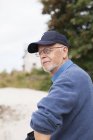 Uomo anziano sulla spiaggia, attenzione selettiva — Foto stock