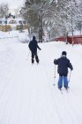 Вид сзади на детей на лыжах — стоковое фото