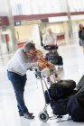 Padre e figlia all'aeroporto di Tenerife Sud — Foto stock