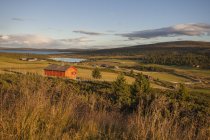 Paesaggio rurale con fienile alla luce del tramonto — Foto stock
