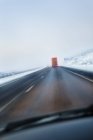 Autobahn mit LKW von fahrendem Auto aus gesehen — Stockfoto