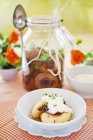 Portion Vanille marinierte Pfirsiche mit Sahne — Stockfoto