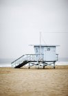 Rückansicht der Rettungswache Hütte am Strand — Stockfoto