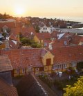В Борнхольме на заднем плане - крыши с Балтийским морем — стоковое фото