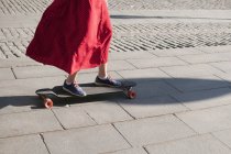 Vue latérale de l'adolescente sur longboard — Photo de stock