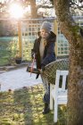 Frau sägt Tanne auf Hinterhof — Stockfoto