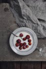 Erdbeeren in Milch auf dem Teller — Stockfoto