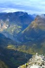 Підвищений вид на гірську долину з звивистою дорогою на сонячному світлі — стокове фото