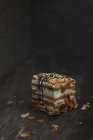 Gâteau crémeux aux flocons d'amandes sur table en bois — Photo de stock