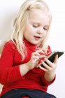 Menina loira usando telefone celular, foco seletivo — Fotografia de Stock