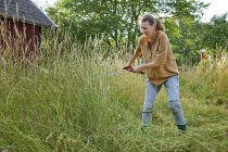 Жіночий фермер різання трави на літо — стокове фото